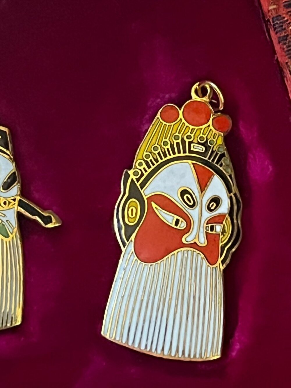 🎭Rare Vintage Enamel & Brass Chinese Opera Mask Pendant Set – Orig Brocade Box - Picture 7 of 16